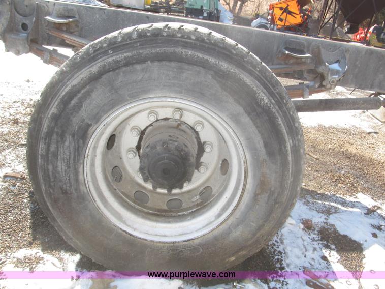 image for item F7249 1989 Mack MS300P truck cab and chassis