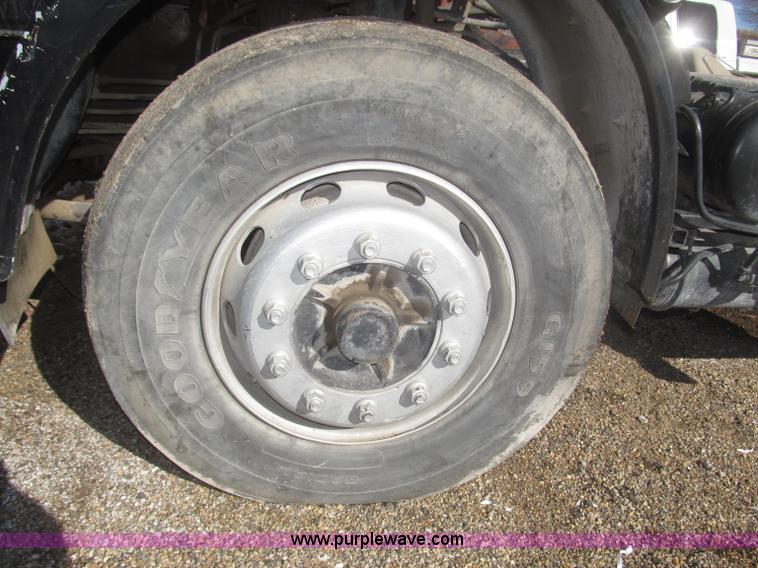 image for item F7249 1989 Mack MS300P truck cab and chassis