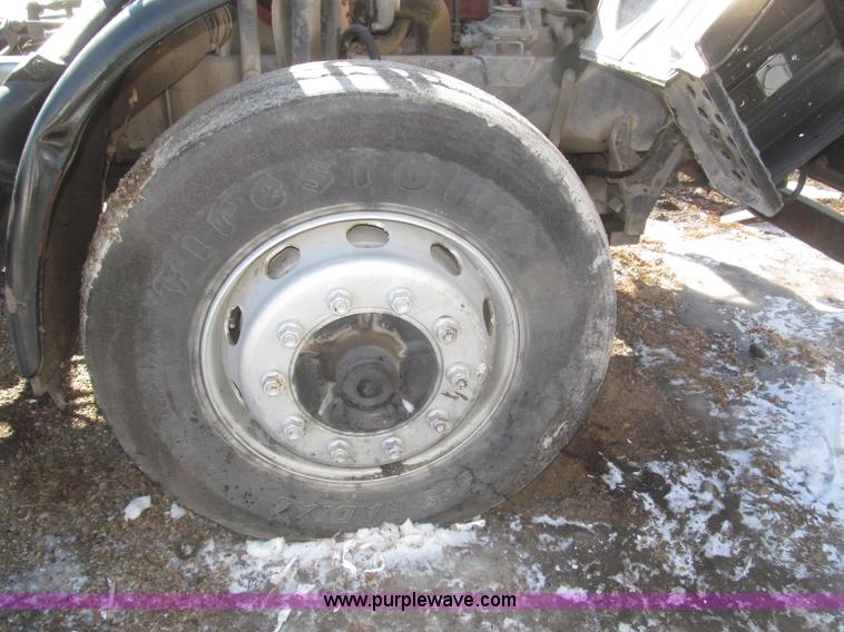 image for item F7249 1989 Mack MS300P truck cab and chassis