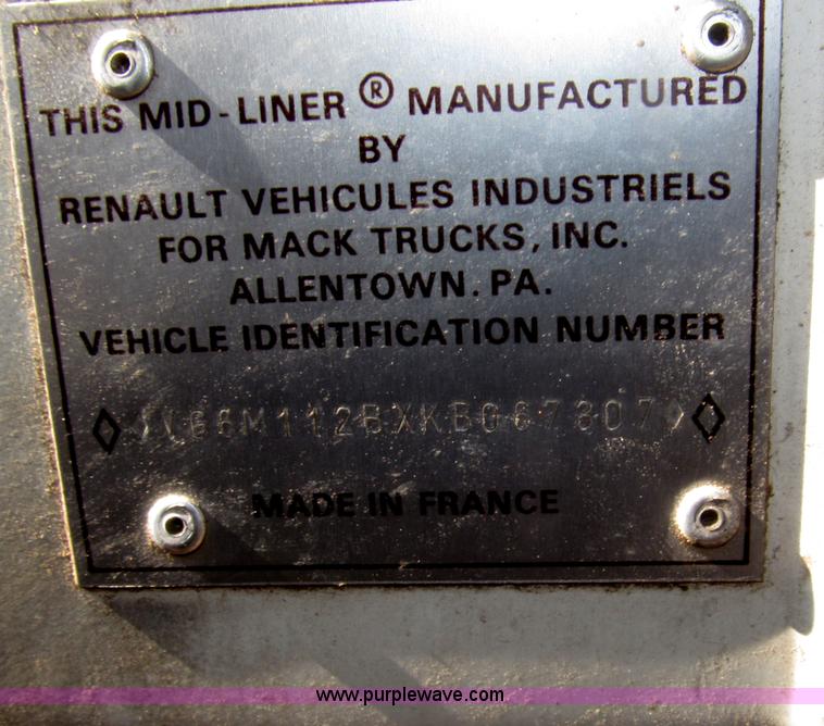 image for item F7249 1989 Mack MS300P truck cab and chassis