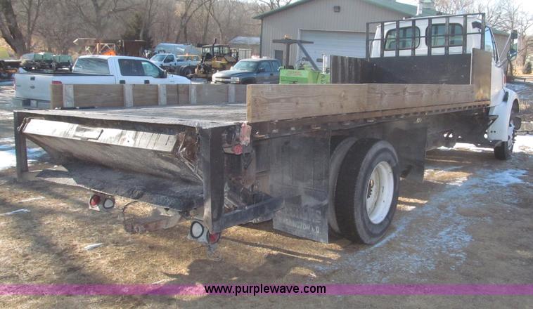 image for item F7252 1997 Ford L8501 Louisville 20' flatbed truck with lift gate