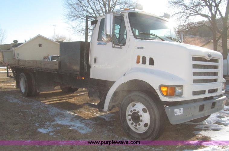 image for item F7252 1997 Ford L8501 Louisville 20' flatbed truck with lift gate