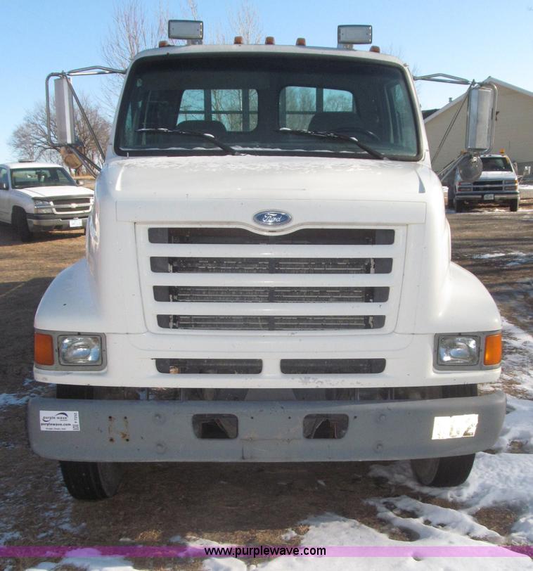 image for item F7252 1997 Ford L8501 Louisville 20' flatbed truck with lift gate