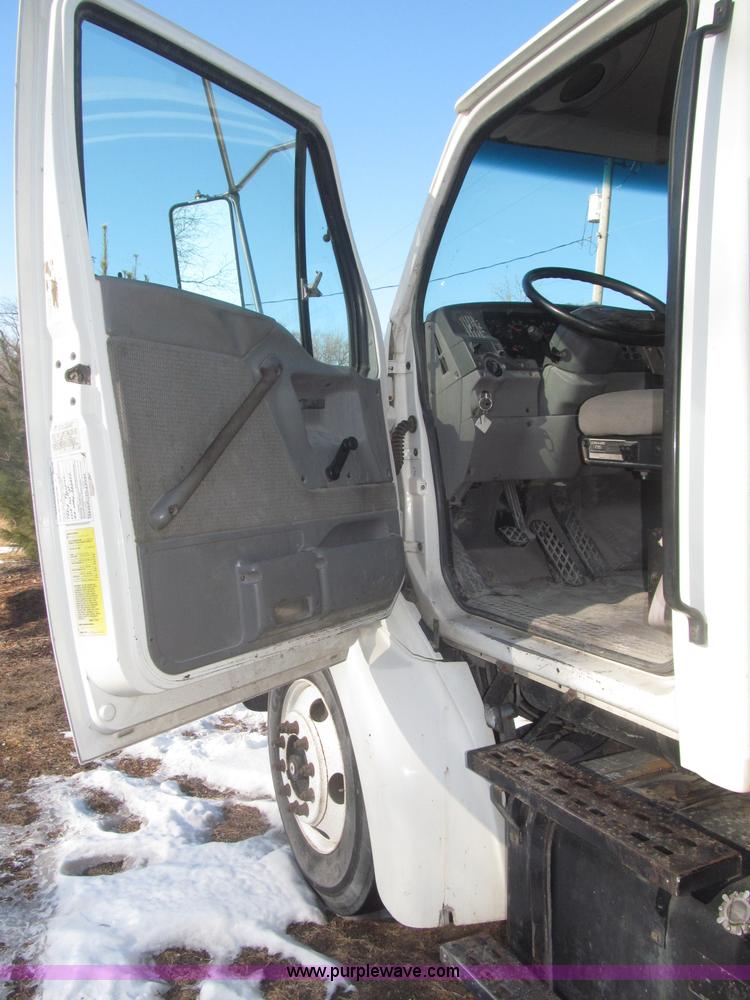 image for item F7252 1997 Ford L8501 Louisville 20' flatbed truck with lift gate