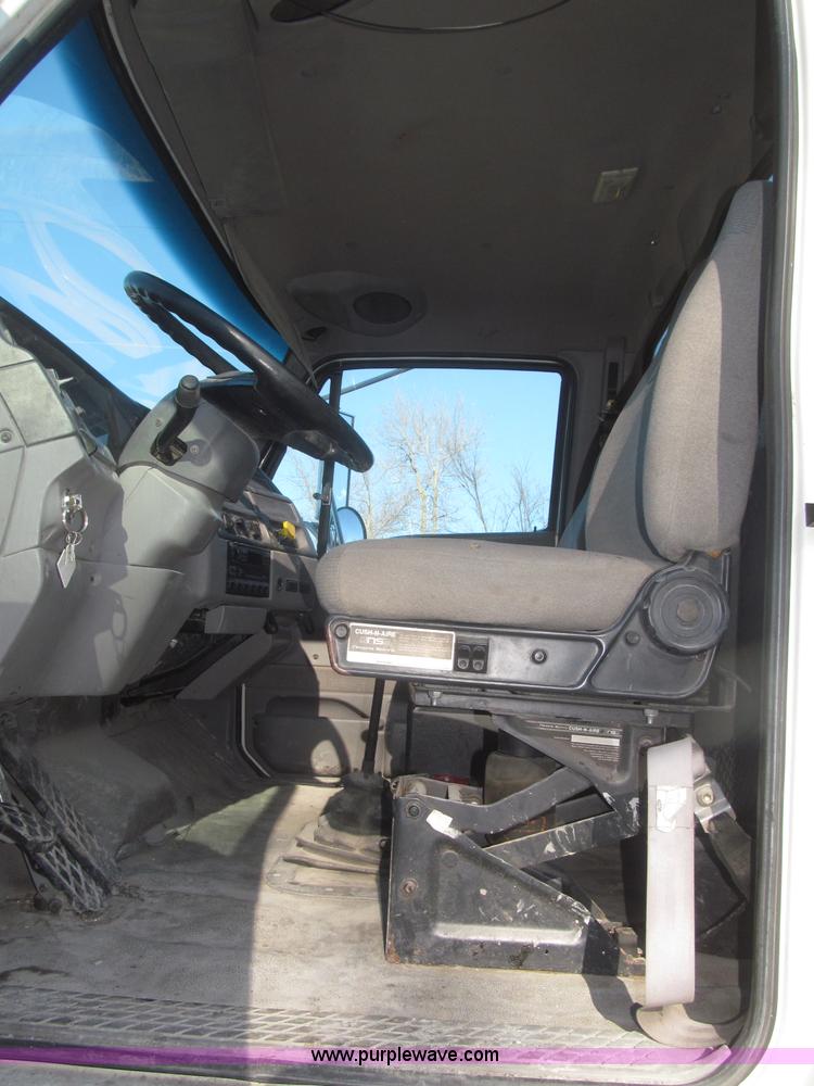 image for item F7252 1997 Ford L8501 Louisville 20' flatbed truck with lift gate