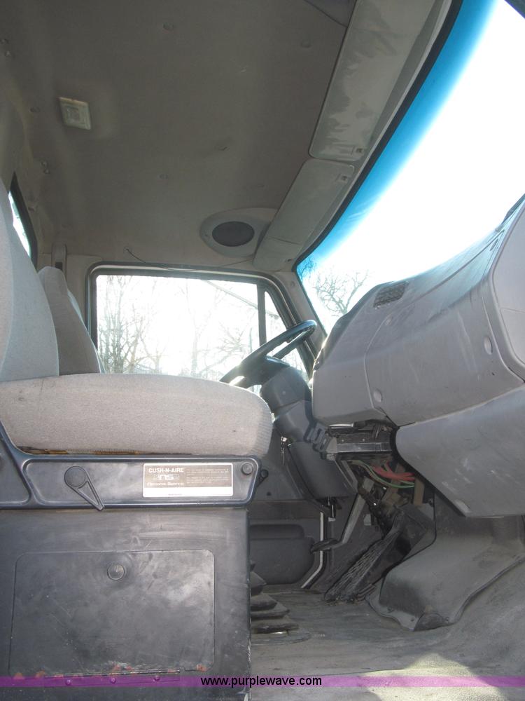 image for item F7252 1997 Ford L8501 Louisville 20' flatbed truck with lift gate