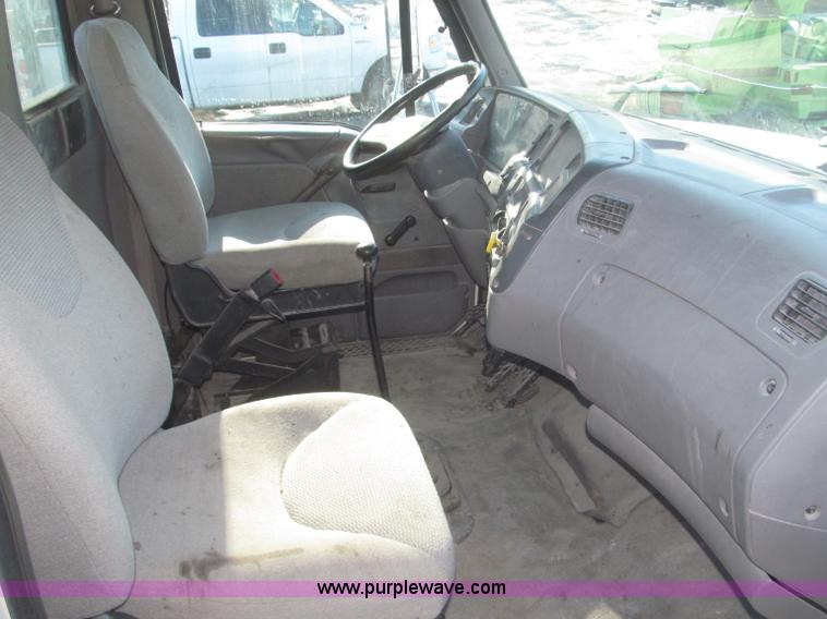 image for item F7252 1997 Ford L8501 Louisville 20' flatbed truck with lift gate