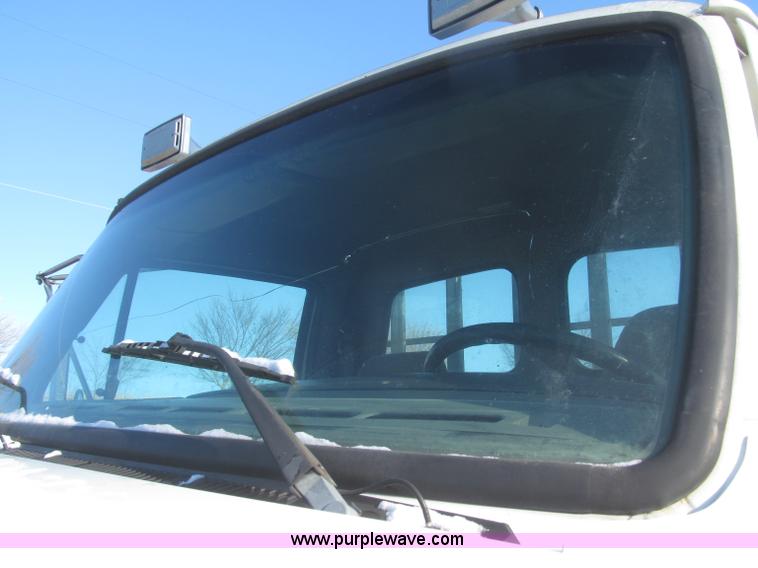 image for item F7252 1997 Ford L8501 Louisville 20' flatbed truck with lift gate