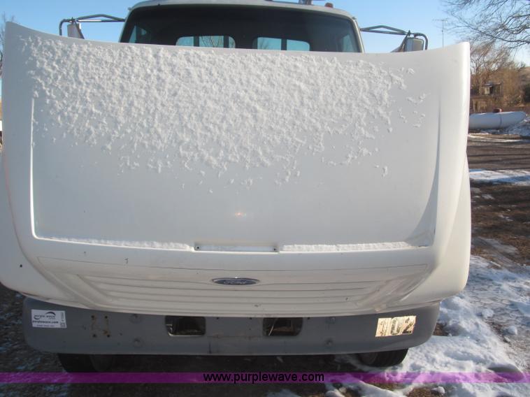 image for item F7252 1997 Ford L8501 Louisville 20' flatbed truck with lift gate