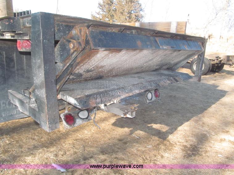 image for item F7252 1997 Ford L8501 Louisville 20' flatbed truck with lift gate