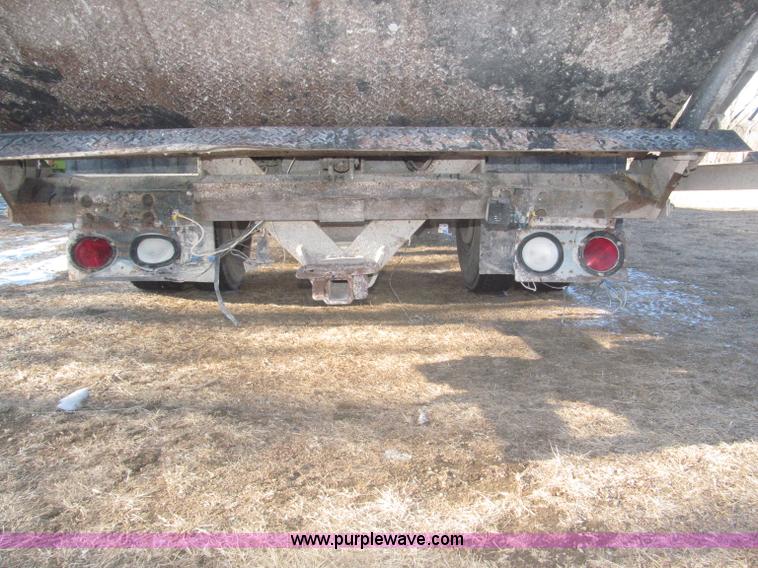 image for item F7252 1997 Ford L8501 Louisville 20' flatbed truck with lift gate