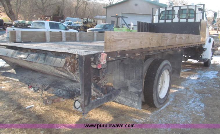 image for item F7252 1997 Ford L8501 Louisville 20' flatbed truck with lift gate