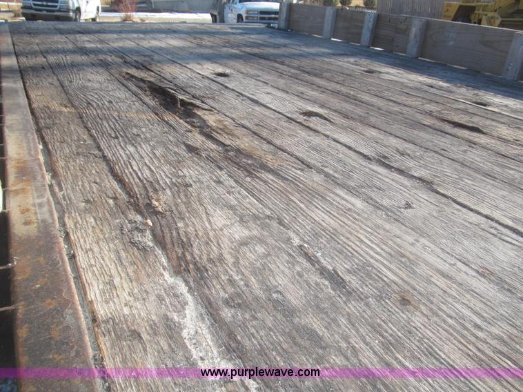 image for item F7252 1997 Ford L8501 Louisville 20' flatbed truck with lift gate