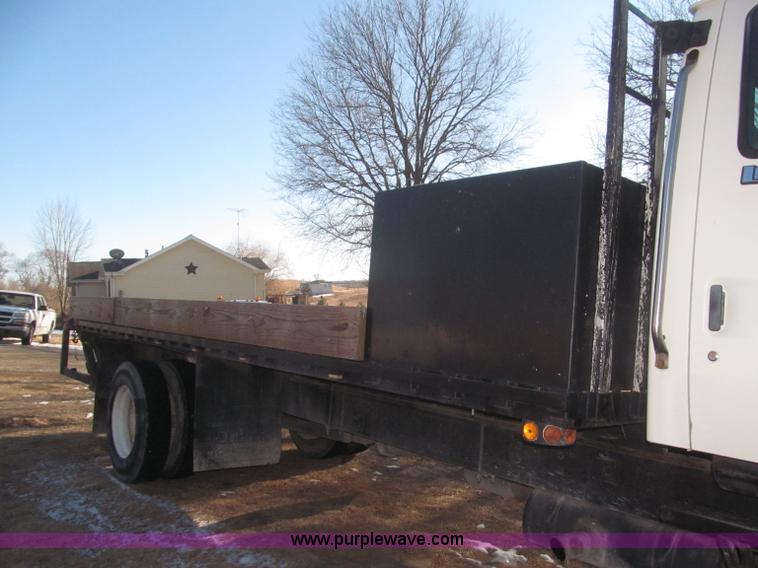 image for item F7252 1997 Ford L8501 Louisville 20' flatbed truck with lift gate