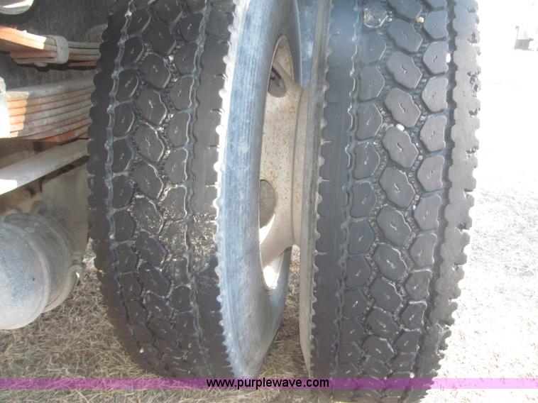 image for item F7252 1997 Ford L8501 Louisville 20' flatbed truck with lift gate