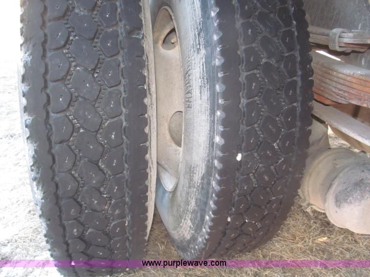 image for item F7252 1997 Ford L8501 Louisville 20' flatbed truck with lift gate