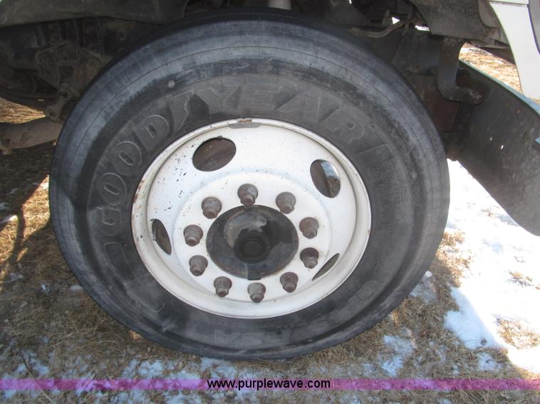 image for item F7252 1997 Ford L8501 Louisville 20' flatbed truck with lift gate