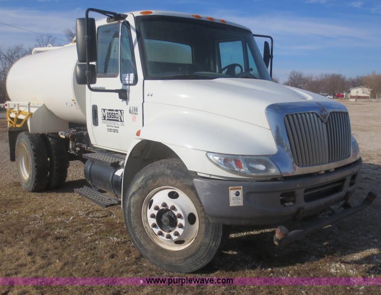 image for item F8171 2005 International 4200 water truck