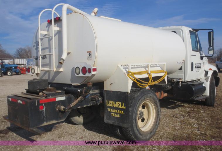 image for item F8171 2005 International 4200 water truck
