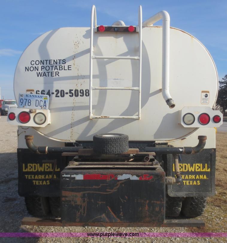 image for item F8171 2005 International 4200 water truck