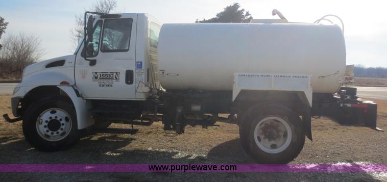 image for item F8171 2005 International 4200 water truck