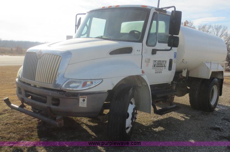 image for item F8171 2005 International 4200 water truck