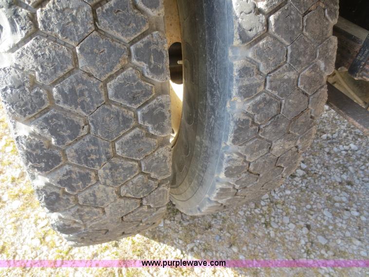 image for item F8171 2005 International 4200 water truck