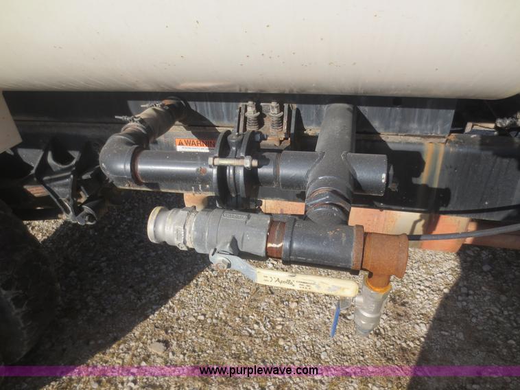 image for item F8171 2005 International 4200 water truck