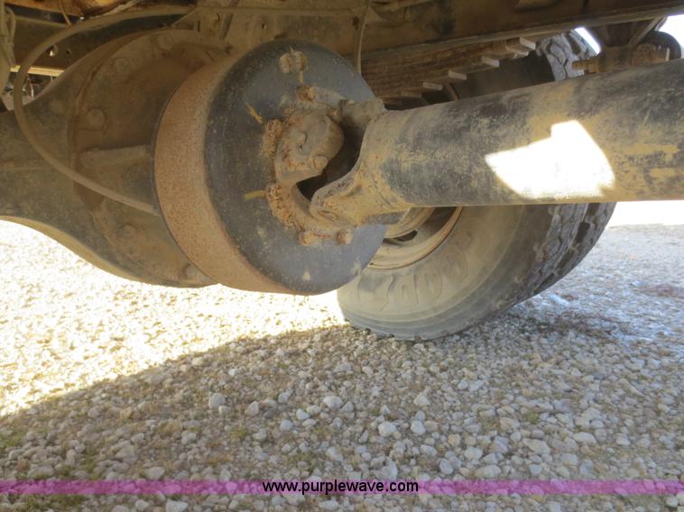 image for item F8171 2005 International 4200 water truck