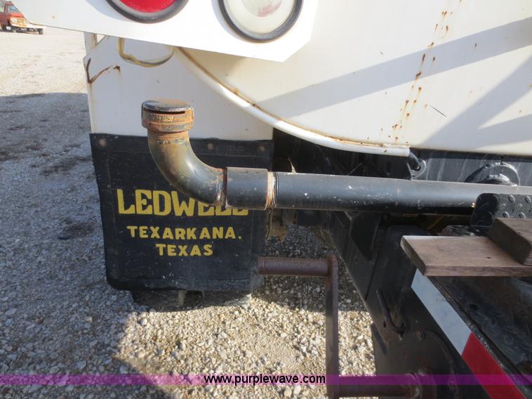 image for item F8171 2005 International 4200 water truck