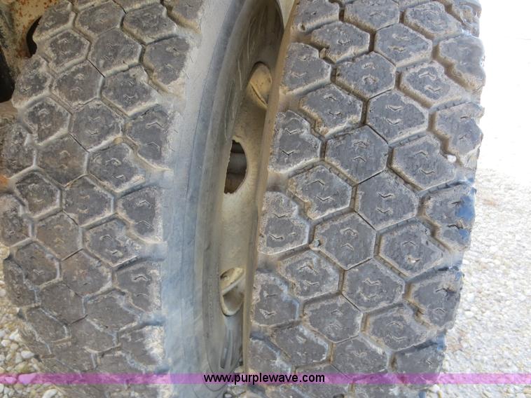 image for item F8171 2005 International 4200 water truck