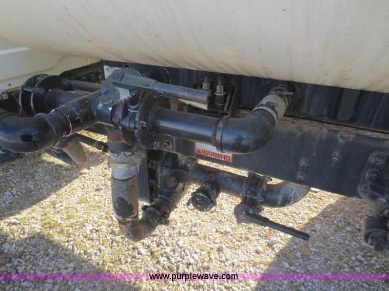 image for item F8171 2005 International 4200 water truck