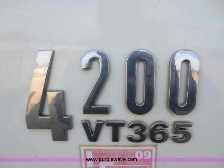 image for item F8171 2005 International 4200 water truck