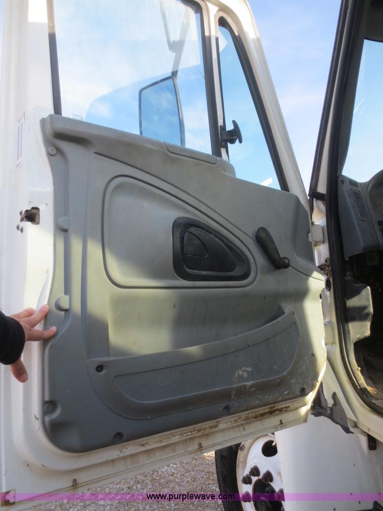 image for item F8171 2005 International 4200 water truck