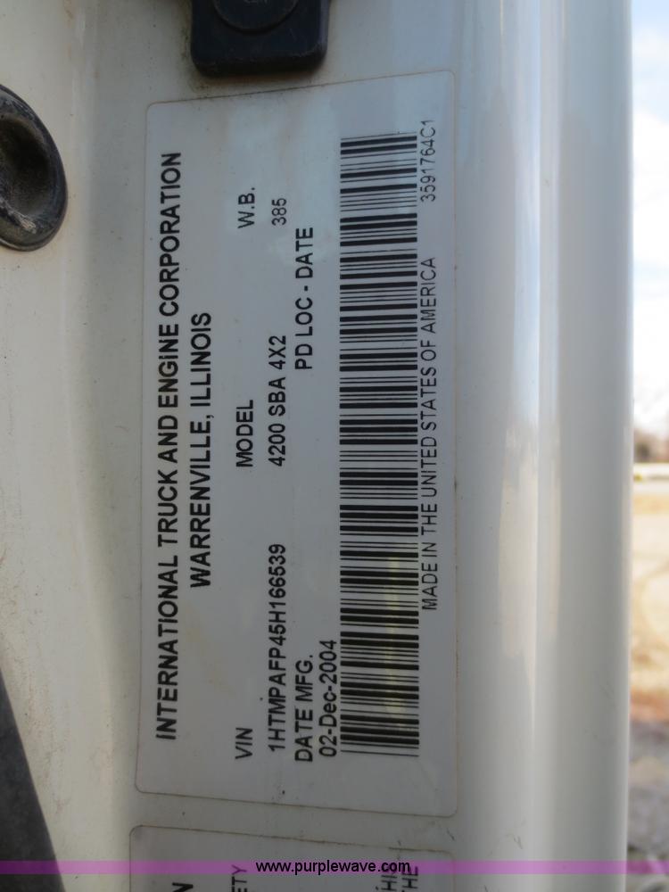 image for item F8171 2005 International 4200 water truck