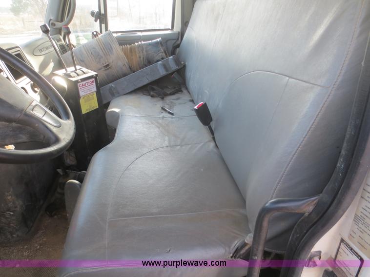 image for item F8171 2005 International 4200 water truck