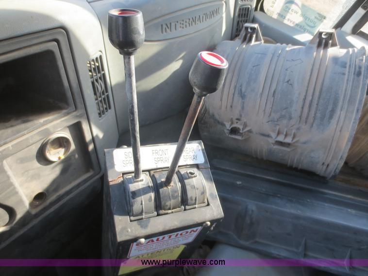 image for item F8171 2005 International 4200 water truck