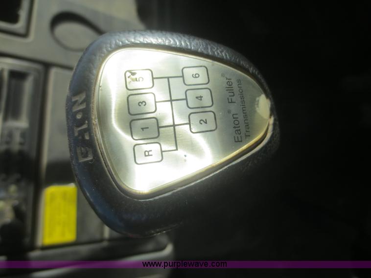 image for item F8171 2005 International 4200 water truck