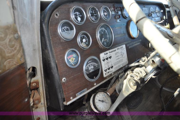 image for item G6385 1973 Peterbilt 359 semi truck