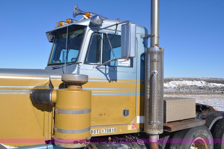 image for item G6385 1973 Peterbilt 359 semi truck