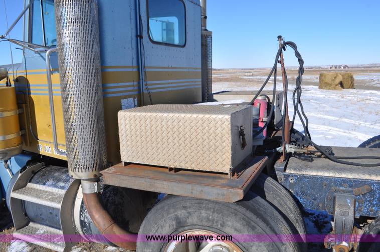 image for item G6385 1973 Peterbilt 359 semi truck