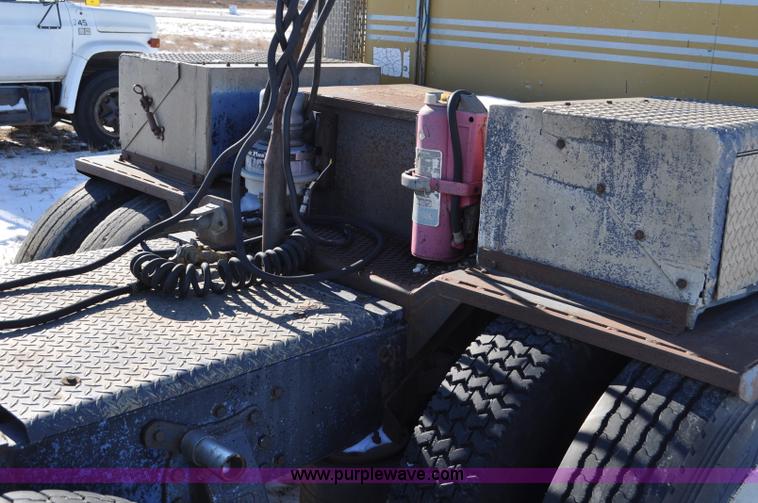 image for item G6385 1973 Peterbilt 359 semi truck