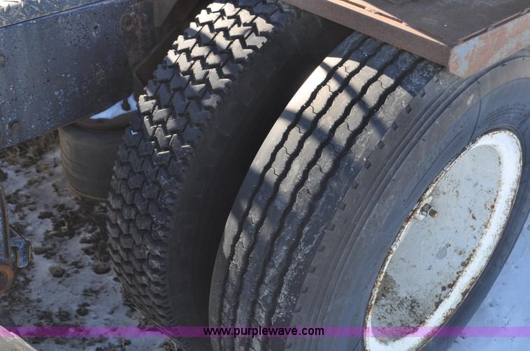 image for item G6385 1973 Peterbilt 359 semi truck