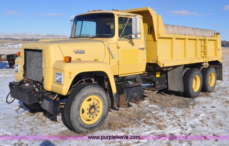 image for item G6390 1988 Ford LT8000 dump truck