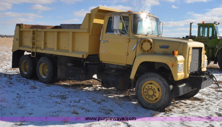 image for item G6390 1988 Ford LT8000 dump truck