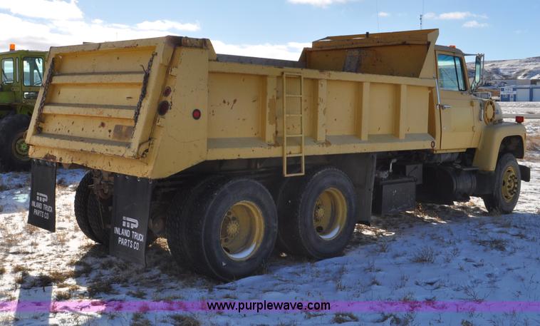 image for item G6390 1988 Ford LT8000 dump truck