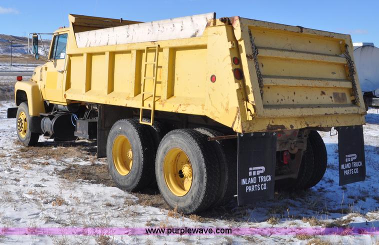 image for item G6390 1988 Ford LT8000 dump truck