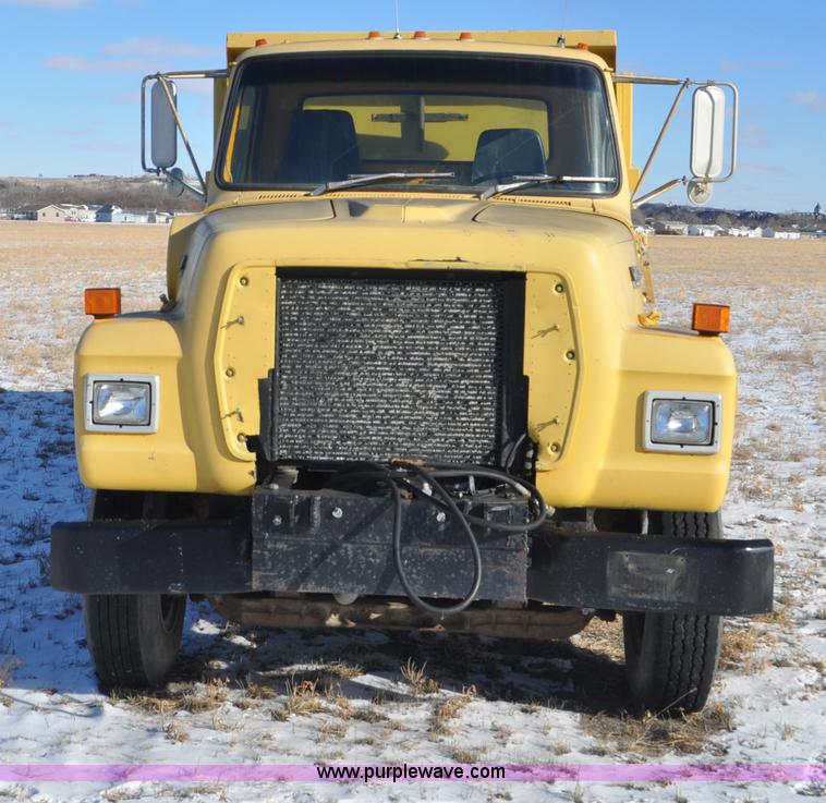 image for item G6390 1988 Ford LT8000 dump truck