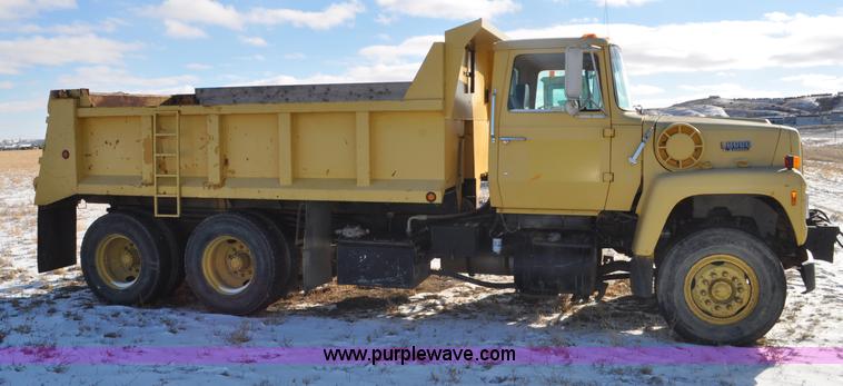 image for item G6390 1988 Ford LT8000 dump truck