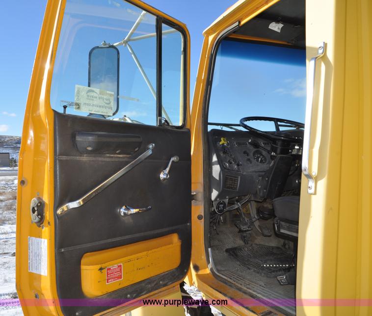 image for item G6390 1988 Ford LT8000 dump truck